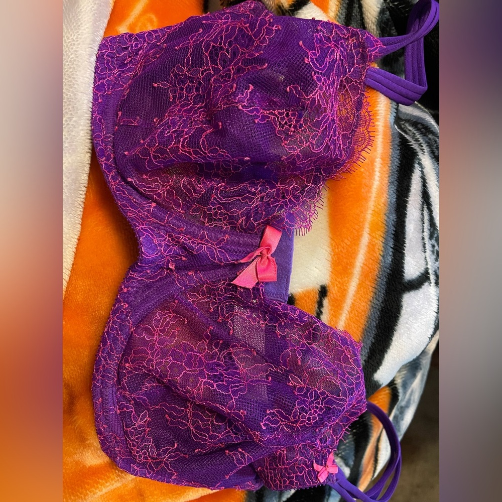 Very good condition!! 👙 Victoria's Secret Purple Lace Bra with Pink Accents.